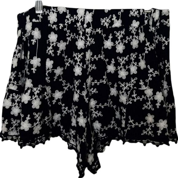 Altar'd State Floral Embroidered Shorts in Navy/White sz L - Picture 1 of 6